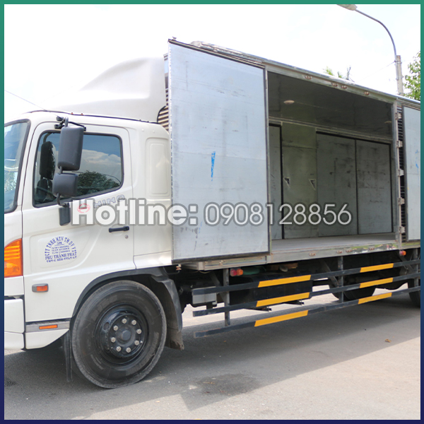 Vận tải hàng hóa bằng xe tải thùng kín